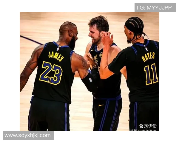 勇士队在激烈对抗中战胜湖人队展现强大实力与团队合作精神