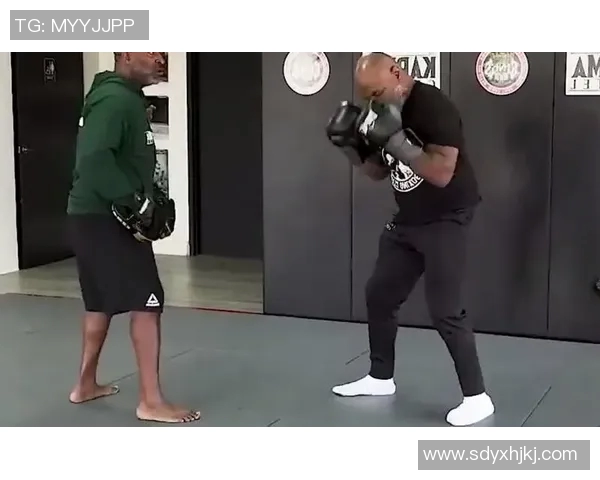 今天泰森与小罗伊琼斯的巅峰对决引发拳击界热议与期待